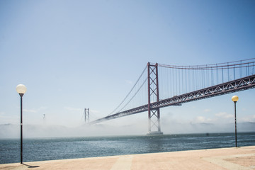 Lissabon - Brücke des 25. April im Morgennebel