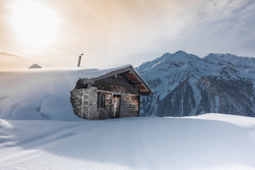 verschneite Skihütte in den Bergen im Zillertal