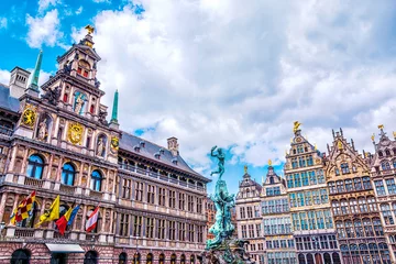  Grote Markt-plein met het beroemde standbeeld van Brabo en middeleeuwse gildehuizen in Antwerpen, België © MarinadeArt