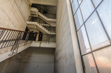 hohes stiegenhaus in einem umschaltwerk