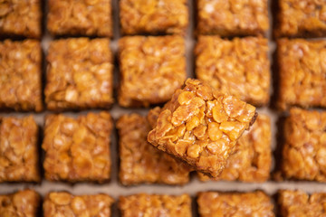square brownies with caramel and flakes
