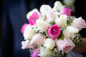 Bouquet da sposa con fiori bianchi e rosa