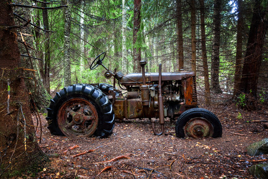 Alter Traktor im Wald