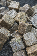 Fototapeta na wymiar ein Haufen Granit Pflaster Steine an einem Regentag