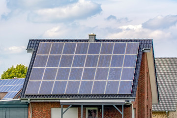 Naklejka premium Solar panels against blue sky