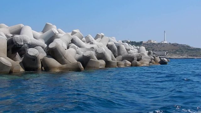 Santa Maria di Leuca - Scogliera di tetrapodi dalla barca