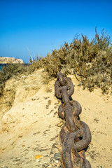 eine alte Schiffskette am Strand