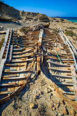 verwittertes Boot am Strand