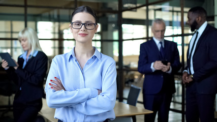 Obraz premium Qualified female analyst folded arms smiling camera, business career, work