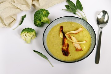 Paleo broccoli and parsnip cream soup with parsnip chips