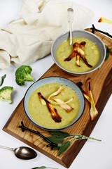 Paleo broccoli and parsnip cream soup with parsnip chips