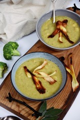 Paleo broccoli and parsnip cream soup with parsnip chips