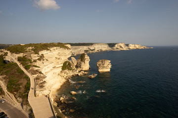Falaises et rochers sur la mer