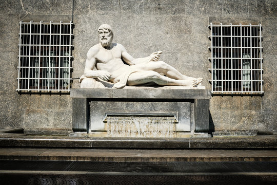 Statue at Piazza CLN, Turin