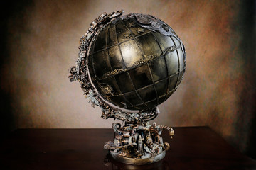 Mappamondo antico con ingranaggi © tiky224