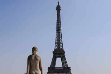 Fototapeta na wymiar Admiring Eiffel Tower