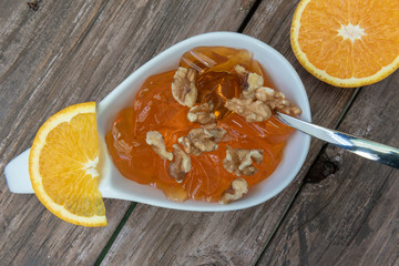 Gelatina de naranja con nueces