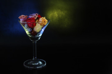 カクテルグラスの中に薔薇
