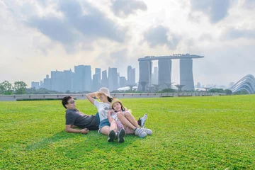 Papier Peint photo autocollant Helix Bridge Tourists are traveling happily in Singapore.