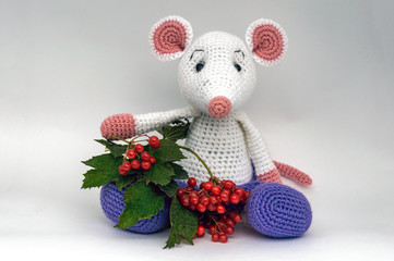 Amigurumi dolls posing this fall at a photo shoot.Amigurumi is a white rat with a bunch of viburnum.