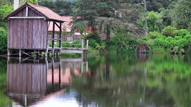 Paisagem com lago calmo