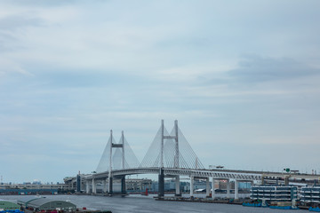 Fototapeta premium (神奈川県ｰ湾岸風景)港の見える丘公園から見る横浜ベイブリッジ