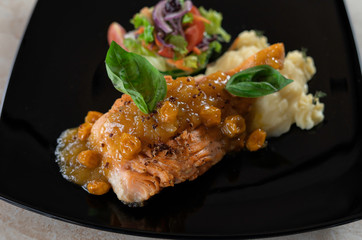 SALMON EN SALSA DE UCHUVA