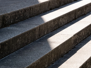 escaleras de piedra con alto contraste