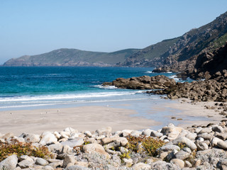playa solitaria junto al acantilado en la costa de la muerte