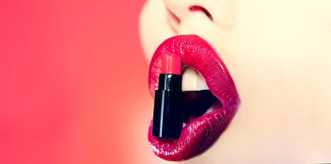 Nahaufnahme sexy praller weicher Lippen mit Lippenstift. Schönheitsmund mit den roten Lippen. Sexy Lippen - Lippenpflege und Schönheit. © Volodymyr