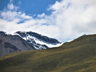Obraz na płótnie Canvas Nevado detrás de la montaña ocre del páramo