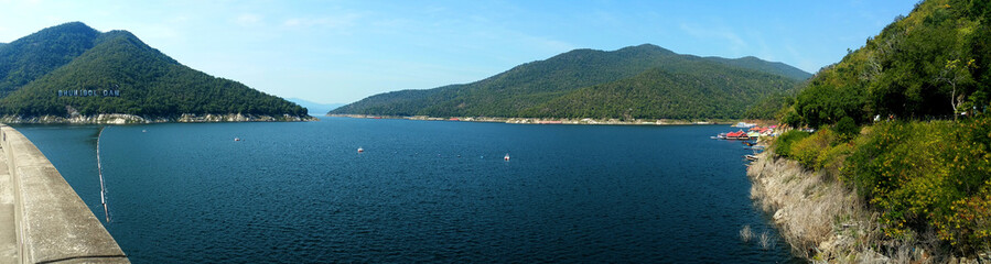 Obraz premium Sky and mountain dam panorama