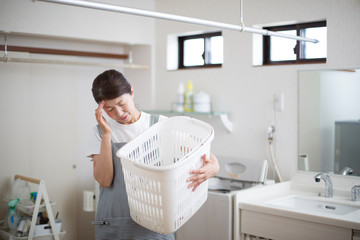 頭痛に悩む主婦 © kazoka303030