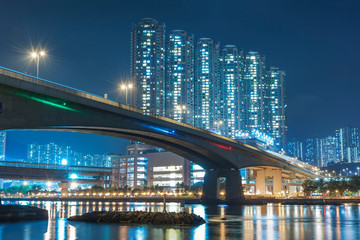 Obraz premium high rise residential building and bridge in Hong Kong city at night