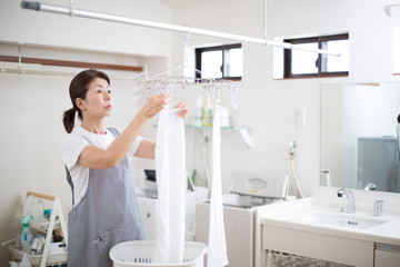 洗濯物を干す女性
