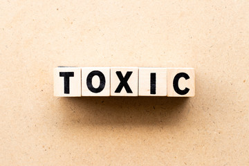 Obraz premium Letter block in word toxic on wood background