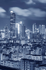 Fototapeta premium Panoramę miasta Hongkongu w nocy