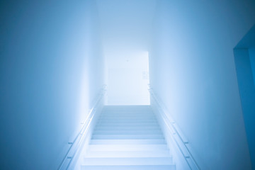 Fototapeta na wymiar 白い上り階段
