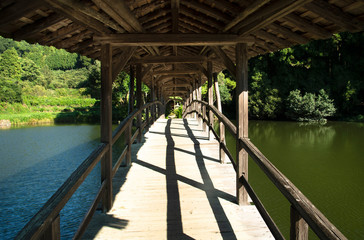 Obraz premium 屋根付き橋