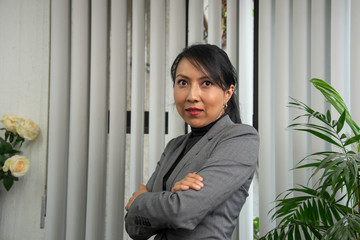 mujer latina empresaria, jefe de oficina, milenial, formal, ejecutiva, morena, fleco