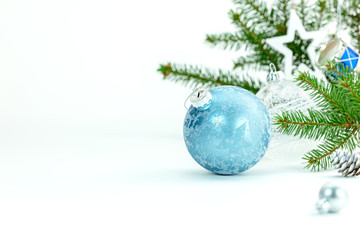 Fototapeta na wymiar festive white background with decorative christmas tree balls and green fir tree branch