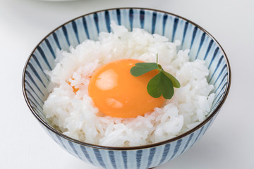 白ご飯に生卵とミツバ　egg rice