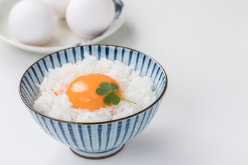 白ご飯に生卵とミツバ　egg rice