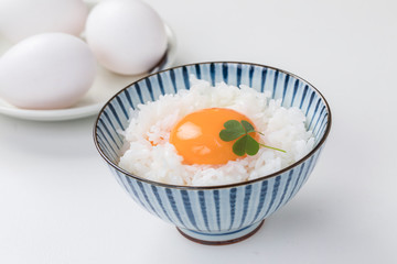 白ご飯に生卵とミツバ　egg rice