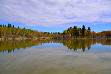Fototapeta na wymiar Astotin Lake in Autumn Colours
