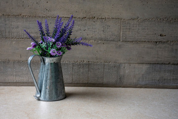Arreglo de flor de lavanda en florero de metal estilo vintage