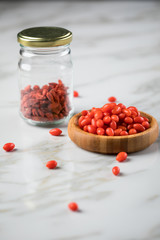 Frische und getrocknete Goji-Beeren Superfood auf Marmor Hintergrund