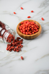 Frische und getrocknete Goji-Beeren Superfood auf Marmor Hintergrund