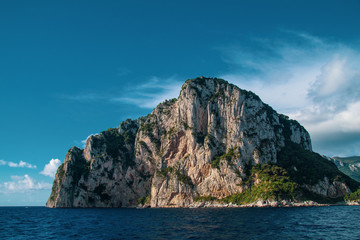 Fototapeta na wymiar 船上から見るカプリ島