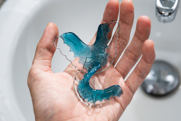 Retainer for teeth in hand